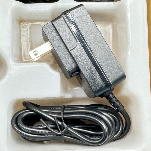 HYT by Hytera TC-320 Two-Way Radio UHF 400-470MHz w/ Battery Charger Antenna Box - Picture 5 of 13